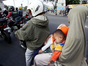 Lucu! Naik Motor Tanpa Helm Langsung Ditegur Akang Gendang