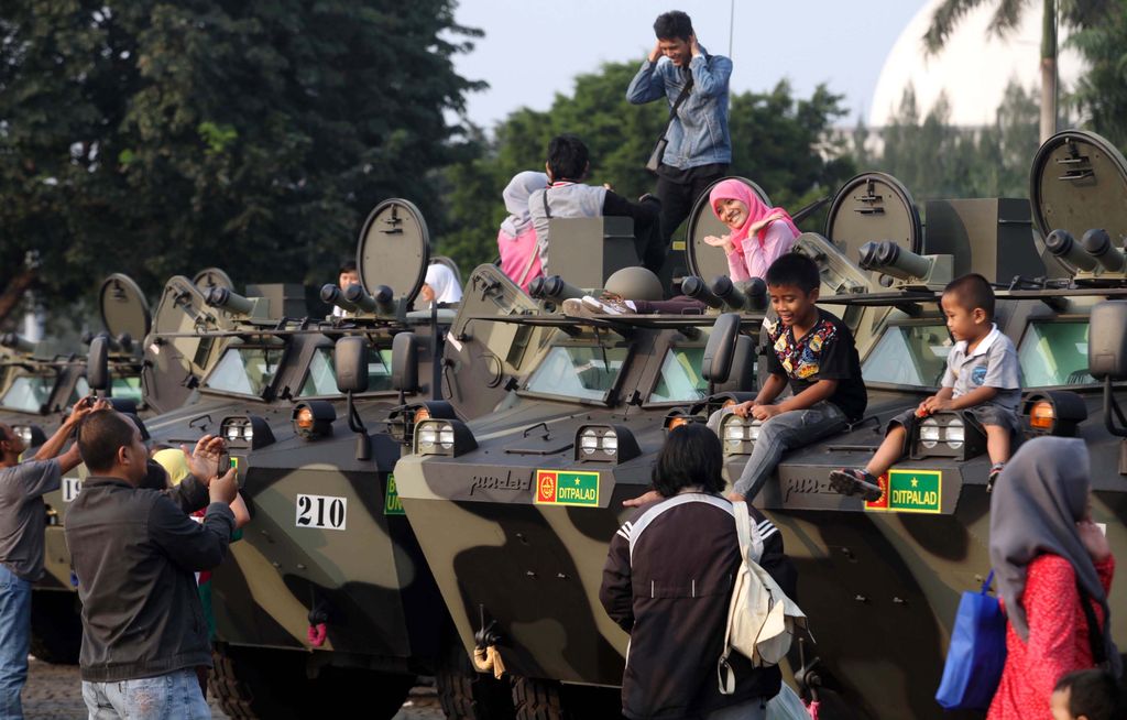 Pameran Peralatan Tempur TNI AD di Lapangan Monas, Jakarta, Jum'at (4/10/2013). Pameran tersebut menampilkan peralatan Infanteri, Kavaleri, Penerbangan, Artileri Medan, Artileri Pertahanan Udara, Zeni, Perhubungan tersebut berlangsung hingga 7 Oktober. File/detikFoto.