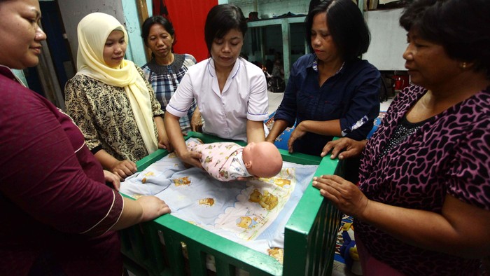 Sejumlah pembantu rumah tangga dan pengasuh bayi diberikan pelatihan untuk mengasuh bayi di Yayasan Ibu Gito, Kemang, Jakarta, Kamis (24/7/2014). H-4 menjelang lebaran permintaan jasa PRT dan pengasuh bayi infal semakin meningkat.