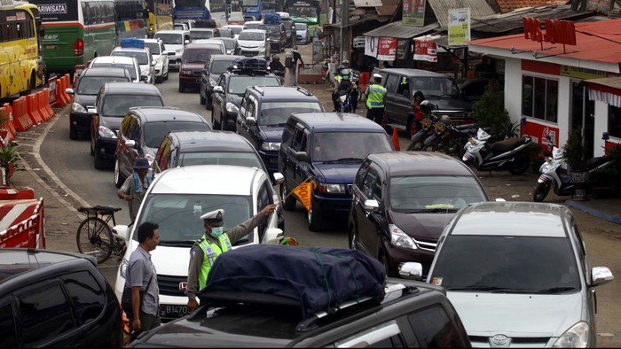 Prediksi puncak arus mudik pada H-3 sepertinya terbukti. Hari ini, Jumat (25/7/2014), kepadatan lalu lintas terjadi di Simpang Jomin, Karawang, Jawa Barat.