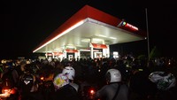 Pengendara sepeda motor antre beli bensin di Pantura. Foto diambil tahun 2014 (agung/detikcom)