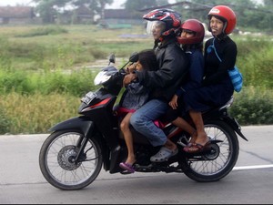 Polisi Siapkan Bus Gratis untuk Pemudik Bermotor yang Berboncengan 3 Orang
