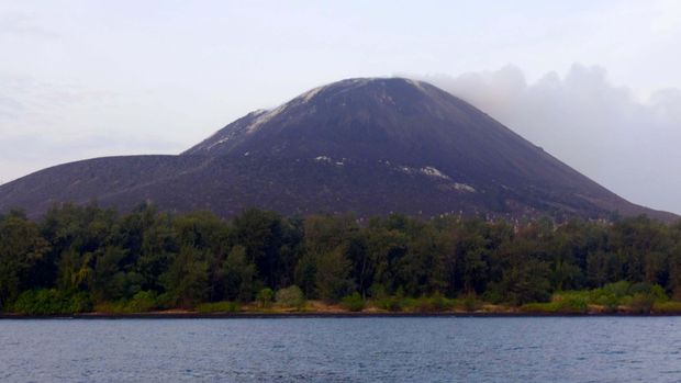 Gunung Anak Krakatau adalah satu satu gunung api yang aktif di Indonesia. Gunung berada di Selat Sunda ini menjadi daya tarik wisatawan. File/detikFoto.