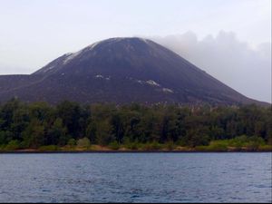 Gunung Anak Krakatau Erupsi Hingga 1 Km