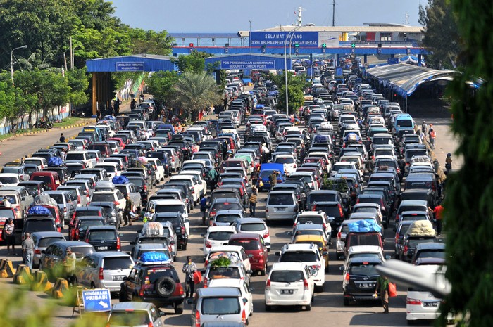 Libur Telah Tiba, Kepadatan Lalin Terjadi di Tol Jakarta-Merak