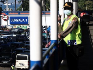 Pemudik di Pelabuhan Merak Melonjak 2 Kali Lipat Malam Ini
