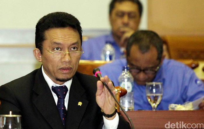 Menkominfo Tifatul Sembiring saat di temui dalam acara rapat membahas RUU Penyiaran dalam rapat kerja, diruang rapat Komisi I, Gedung Parlemen, Jakarta, Senin (23/09/2013). File/detikFoto