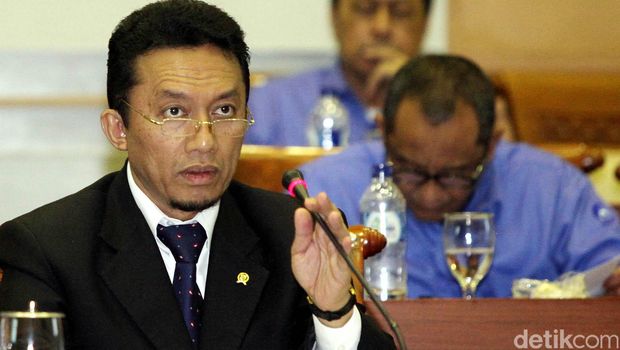 Menkominfo Tifatul Sembiring saat di temui dalam acara rapat membahas RUU Penyiaran dalam rapat kerja, diruang rapat Komisi I, Gedung Parlemen, Jakarta, Senin (23/09/2013). File/detikFoto