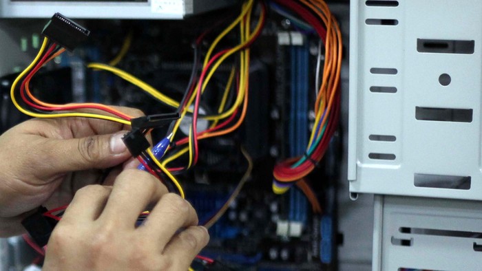 Sejumlah penyandang cacat menjalani pelatihan perakitan komputer dan aplikasi internet di LBK Pondok Bambu, Jakarta, Senin (14/01). Pelatihan ini diharapkan para peserta anak didik dapat mandiri dan berkarya dibidang teknologi digital. File/detikFoto.