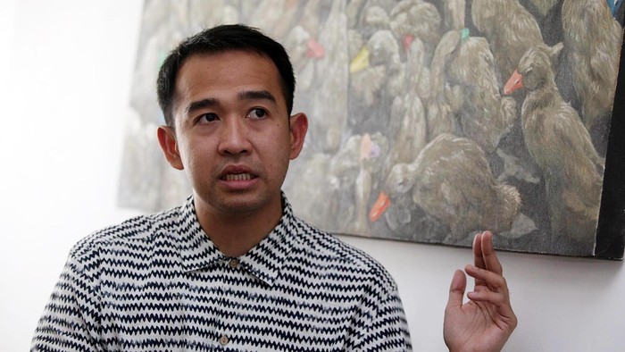 Iwet Ramadhan yang lahir di Yogyakarta, 24 Juli 1981 adalah penyiar radio Indonesia. Pria bernama lengkap Wethandrie Ramadhan ini sudah sembilan tahun bekerja sebagai penyiar radio.