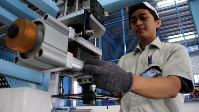 Mesin Tip-End Finish Grinding karya anak bangsa diproduksi di PT Astra Otopart Tbk-Divisi Winteq, Cibinong, Bogor, Jawa Barat. Mari kita lihat bagaimana mesin Tip-End Finish Grinding karya anak bangsa diproduksi. File/detikFoto.