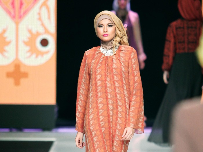 Misan Kopaka mengangkat Metamofoz dievent Indonesia Fashion Week 2015, yang diadakan di Jakarta Convention Center. Hijab, Jilbab 26/2/2015