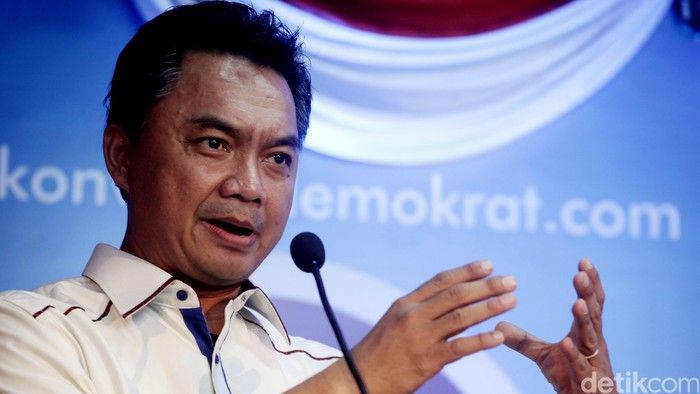 Peserta Konvensi Capres Partai Demokrat Dino Patti Djalal saat menghadiri meet the press calon presiden partai demokrat, jakarta (9/1/2014). Dino tampil menyampaikan visi-misnya jika menjadi presiden.