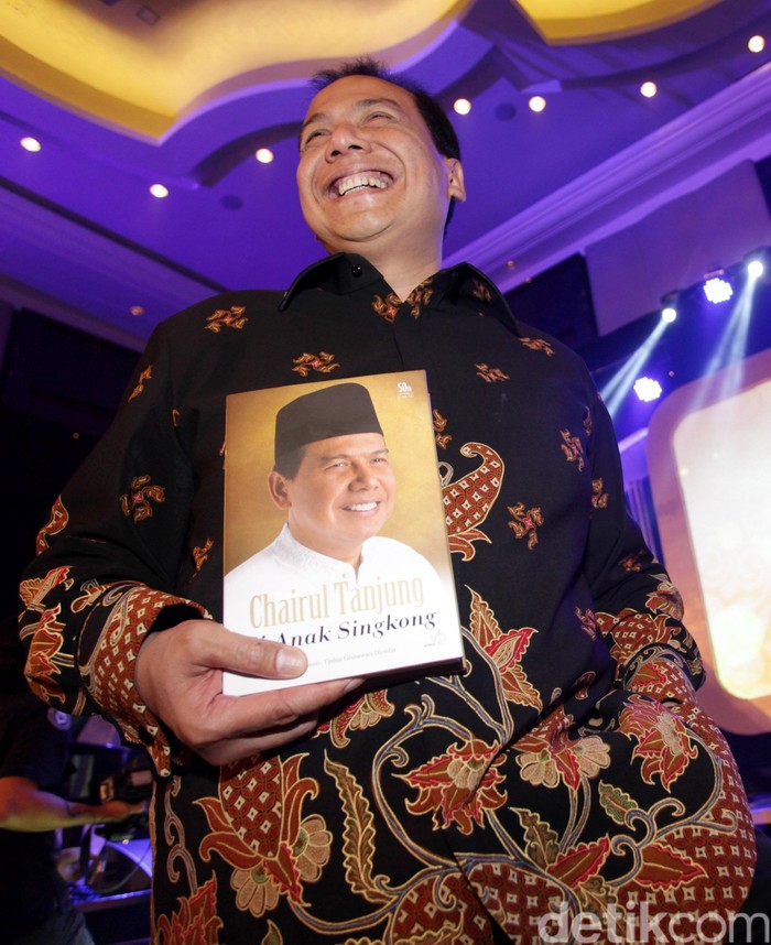 Chairul Tanjung meluncurkan sebuah buku di Bandung, Sabtu (30/6/2012) Buku yang berisi penggalan pengalaman dalam merintis bisnis, serta suka duka Chairul yang berusaha keluar dari jerat kemiskinan. File/detikfoto.
