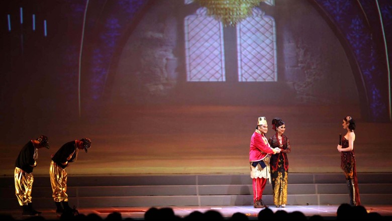 Drama Musikal Cerita Rakyat Timun Mas Pagelaran Drama Musikal Timun Mas digelar selama dua hari, Sabtu (29/6) dan Minggu, (30/6) di Istora Senayan Jakarta. Acara yang di dukung oleh Djarum Apresiasi Budaya itu memberikan pertunjukan cerita rakyat yang dibalut dengan unsur drama, opera, orkestra serta multimedia yang canggih. File/detikFoto.