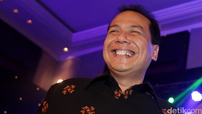 Chairul Tanjung meluncurkan sebuah buku di Bandung, Sabtu (30/6/2012) Buku yang berisi penggalan pengalaman dalam merintis bisnis, serta suka duka Chairul yang berusaha keluar dari jerat kemiskinan. File/detikfoto.