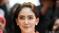 Rieke Dyah Pitaloka dari PDIP pun turut dikomentari terkait UU Cipta Kerja. Ia diminta kembali turun ke jalan seperti halnya pada 2012 saat kenaikan BBM dan TDL. Rengga Sancaya/detikFoto