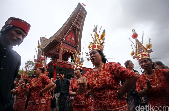 Salah satu adat istiadat dan kebudayaan Tana Toraja yang hingga sekarang masih terjaga kuat dan tetap dijalani adalah upacara kematian atau yang biasa disebut Rambu Solo. Upacara Adat Rambu Solo adalah salah satu ritual adat kematian di Tana Toraja yang bermakna mengantarkan arwah yang meninggal hingga ketujuannya yakni alam roh.