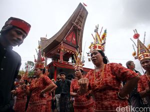 Mengenal Baju Pokko, Pakaian Adat Toraja untuk Wanita yang Sarat Makna
