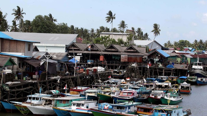 Kampung Nelayan Manggar, Kampung ini terletak di Sungai Manggar, Balikpapan, Kalimantan Timur, dimana masyarakatnya sebagian besar berasal dari suku Bugis, tetapi ada juga suku Madura. Manggar adalah suatu daerah di kota Balikpapan yang merupakan kawasan pantai sehingga penduduknya bermata pencarian sebagai nelayan.
