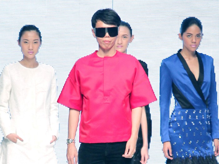 Gaun feminin dalam koleksi Hartono Gan, namun ia menyelipkan cutting edgy dengan membuat cape atau dress berpotongan cocoon.