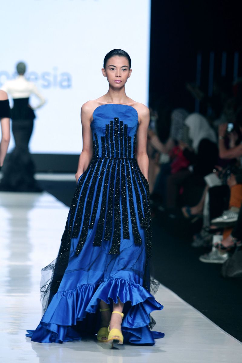 Gaun feminin dalam koleksi Hartono Gan, namun ia menyelipkan cutting edgy dengan membuat cape atau dress berpotongan cocoon.