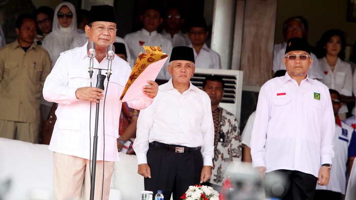 Pasangan capres/cawapres Prabowo Subianto dan Hatta Rajasa menaiki mobil Jeep saat mengikuti upacara HUT RI ke-69 di lapangan Nusantara Polo Club di kawasan Jagorawi Golf & Country Club, Cibinong, Jawa Barat, Minggu (17/08).