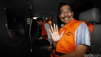 Romi Herton saat menjalani pemeriksaan di gedung KPK, Kuningan, Jakarta Selatan, Jumat (15/8/2014). Saat itu, Romi yang dibantu sang istri, Masyito disangkakan menyuap Akil sebesar Rp 19,8 miliar. Tak sampai di situ, keduanya juga dijerat dengan sangkaan menghalangi penyidikan. (Foto: Rachman Haryanto)
