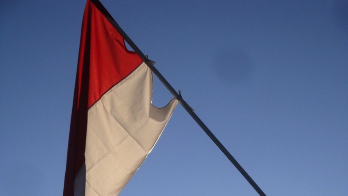 Upacara pengibaran bendera merah putih di kawasan Gunung Slamet.