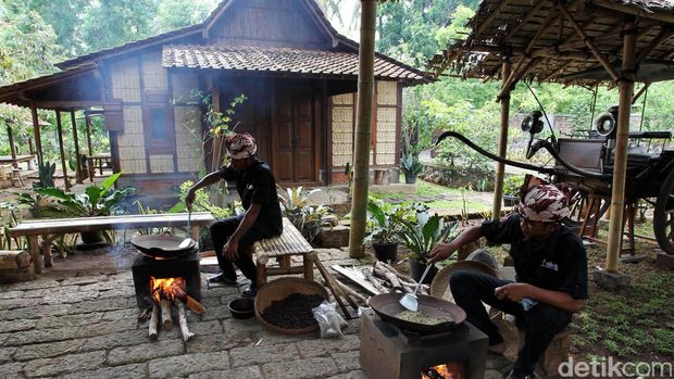 Aktivitas menyangrai kopi di Sanggar Genjah Arum