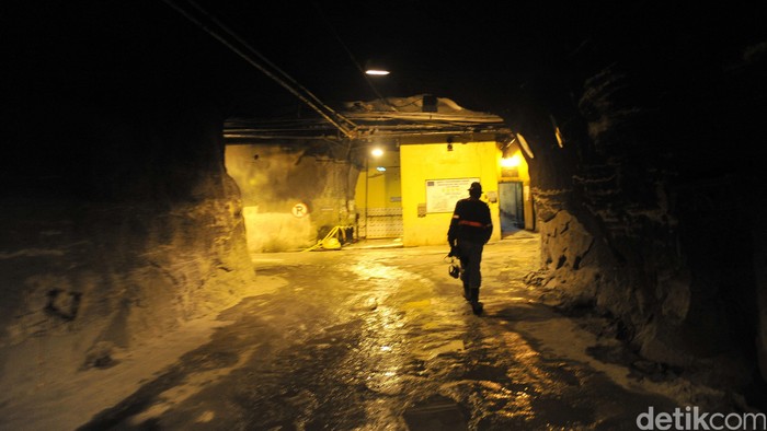 Pekerja  menyusuri tunnel tambang bawah tanah DOZ PT Freeport Indonesia di Tembagapura, Papua, Selasa (19/8). PT Freeport Indonesia mengoptimalkan penambangan underground DOZ dan Deep MLZ sebagai transisi produksi mineral Grasberg open pit yang akan berhenti pada awal tahun 2017. ANTARA FOTO/Puspa Perwitasari/Koz/nz/14.