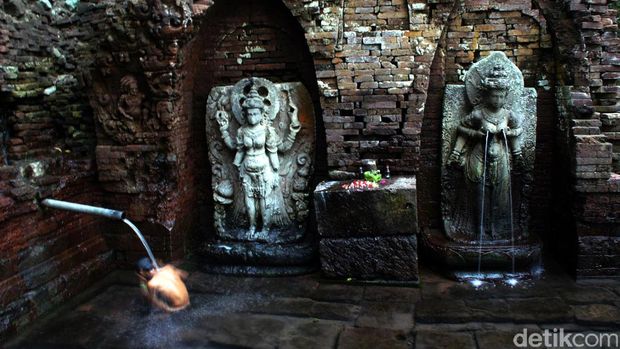 Candi Belahan atau Candi Sumber Tetek Candi Belahan atau akrab disebut Candi Sumber Tetek di Dusun Belahan, Desa Wonosonyo, Kecamatan Gempol, Pasuruan, Jawa Timur, cukup eksotis. Air segar menyembur dari puting salah satu arca, Sabtu (7/7/2012). File/detikFoto.