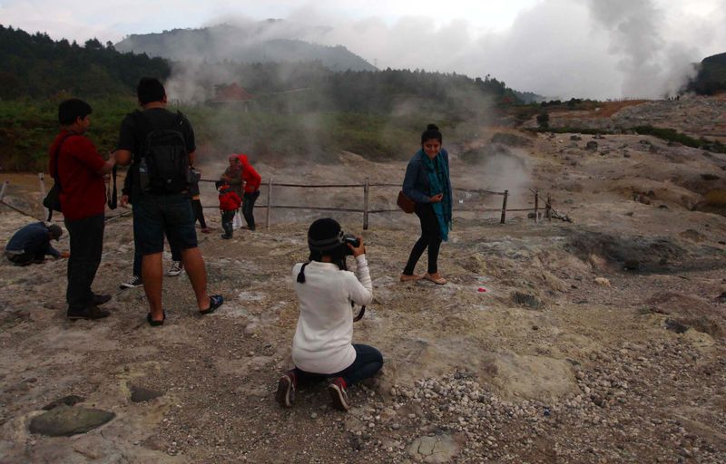 Menikmati keindahan Telaga Warna, kawasan dataran tinggi Dieng, Banjarnegara, Jawa Tengah, Sabtu (29/6). Kawasan dieng merupakan salah satu wisata pengunungan andalan di Jawa Tengah.File/detikFoto.