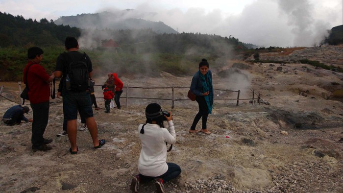 Keindahan Wisata Kawasan Dieng Menikmati keindahan Telaga Warna, kawasan dataran tinggi Dieng, Banjarnegara, Jawa Tengah, Sabtu (29/6). Kawasan dieng merupakan salah satu wisata pengunungan andalan di Jawa Tengah.File/detikFoto.