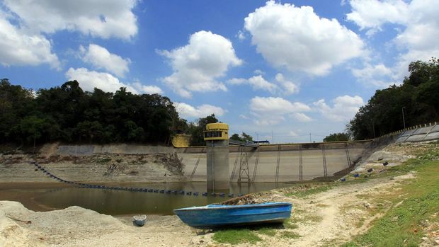 Waduk Pacal Bojonegoro Waduk Pacal di Kabupaten Bojonegoro, Jawa Timur, yang cukup legendaris nampak mengering ketika musim kemarau tiba.