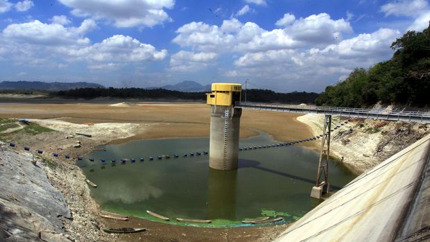 Waduk Pacal Bojonegoro Waduk Pacal di Kabupaten Bojonegoro, Jawa Timur, yang cukup legendaris nampak mengering ketika musim kemarau tiba.