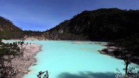 Gunung Tangkuban Perahu di Jawa Barat, adalah tempat liburannya orang Bandung dan Jakarta. Yang paling diincar wisatawan di sini, adalah panorama indah Kawah Putih (Jhoni Hutapea/detikcom)