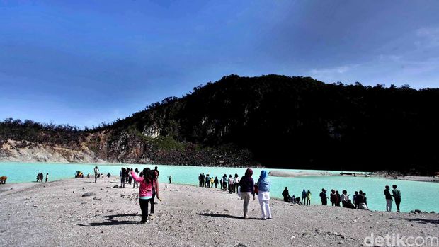 Suasana indah danau kawah putih di Ciwedey, Bandung, Jawa Barat, Minggu (3/6). Danau kawah dari Gunung Patuha dengan ketinggian 2.434 meter di atas permukaan laut dengan suhu antara 8-22C menjadi objek wisata andalan Bandung Selatan dengan pepohonan kering meninggalkan kesan tersendiri bagi para pengunjung. File/detikFoto.