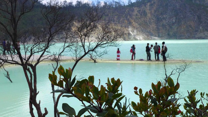 Menikamati keindahan wisata alam kawah putih, Bandung, Jawa Barat. Kawah Putih merupakan sebuah kawah yang terbentuk dari letusan Gunung Patuha pada abad ke-10 silam.