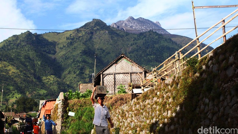 Melihat Gunung Merapi dan Merbabu dari Selo Melihat kegagahan Gunung Merapi dan Merbabu dari kecamatan Selo Kabupaten Boyolali (10/6/). File/detikFoto.