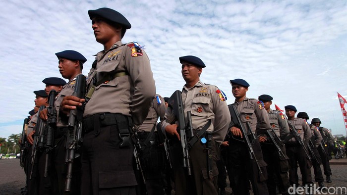 Polri menggelar apel Operasi Lilin 2012 di Silang Monas, Jakarta, Jumat (21/12). Dalam acara ini 3 ribu pasukan Polri dibantu TNI bersiaga. Mereka akan mengamankan Natal dan Tahun Baru. File/detikFoto.

Polri menggelar apel Operasi Lilin 2012 di Silang Monas, Jakarta, Jumat (21/12). Dalam acara ini 3 ribu pasukan Polri dibantu TNI bersiaga. Mereka akan mengamankan Natal dan Tahun Baru. Agung Pambudhy/Detikcom. 

Apel inii dipimpin Kabaharkan Komjen Pol Imam Sudjarwo.  
Apel yang dimulai pukul 07.50 pagi ini merupakan upacara gabungan personil kepolisian dan TNI untuk persiapan pengamanan kota Jakarta jelang Natal dan Tahun Baru 2013. 
Pengamanan Natal dan Tahun baru ini meliputi pengamanan di ruas jalan protokol, objek wisata, serta rumah ibadah di Jakarta dan sekitarnya.