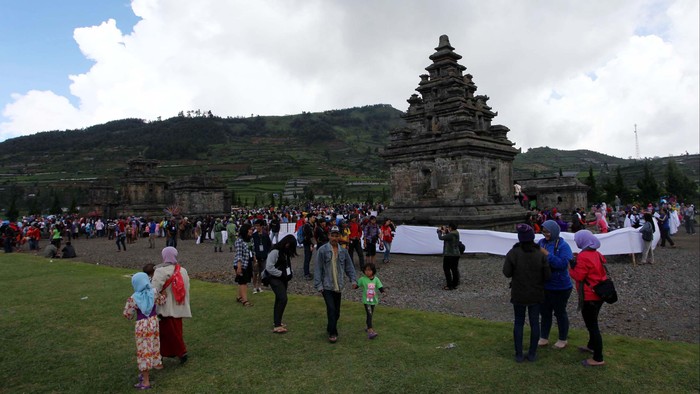 Keindahan Wisata Kawasan Dieng Menikmati keindahan Telaga Warna, kawasan dataran tinggi Dieng, Banjarnegara, Jawa Tengah, Sabtu (29/6). Kawasan dieng merupakan salah satu wisata pengunungan andalan di Jawa Tengah.File/detikFoto.