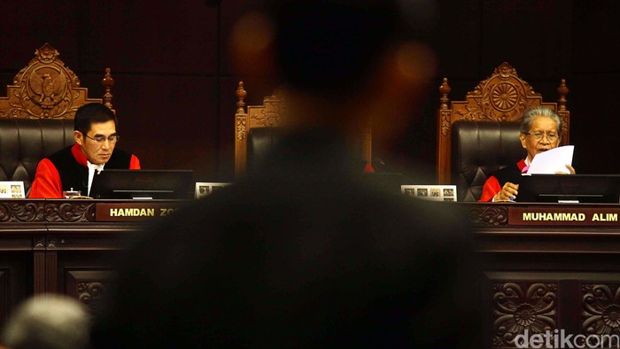 Ketua Mahkamah Konstitusi Hamdan Zoelva memimpin persidangan di Ruang Sidang Gedung Mahkamah Konstitusi, Jakarta, Rabu (21/8/2014). MK hari ini melakukan sidang dengan agenda putusan terkait dengan sengketa pilpres yang diajukan Prabowo Hatta.
