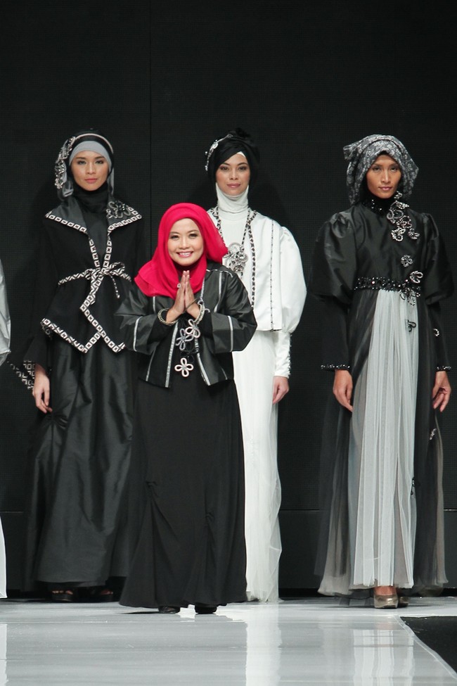 Nama Tuty Adib jadi topik pembicaraan hangat tahun ini berkat kebaya rancangannya yang jadi andalan putri Presiden Joko Widodo, Kahiyang Ayu, di hari pernikahannya November lalu. Foto: Mohammad Abduh/Wolipop