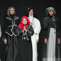 Nama Tuty Adib jadi topik pembicaraan hangat tahun ini berkat kebaya rancangannya yang jadi andalan putri Presiden Joko Widodo, Kahiyang Ayu, di hari pernikahannya November lalu. Foto: Mohammad Abduh/Wolipop