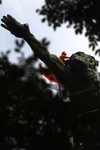 Patung Pancoran sedang dibersihkan (Hasan Al Habsy/detikFoto)