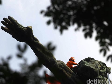 Patung dirgantara atau yang lebih dikenal dengan patung pancoran, Jakarta Selatan (23/8/2014) dibersihkan. Patung setinggi 38 meter itu, (11 meter patung, 27 meter kaki) itu kini sudah mulai tampak bersih.
