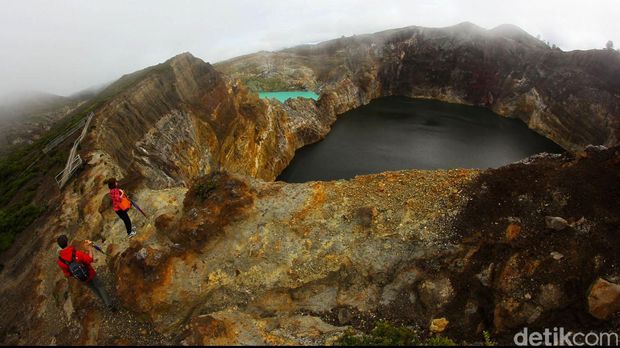 Gunung Kelimutu terletak di Flores, NTT, punya 3 danau yang bisa berubah warna. Di puncak, wisatawan juga bisa menikmati kopi sembari menyaksikan keindahan danau yang aduhai.