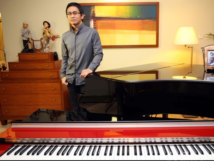 Addie Muljadi Sumaatmadja atau lebih dikenal dengan Addie MS yang juga dikenal sebagai pianis, pencipta lagu, komponis, arranger, dan sekaligus produser musik saat ditemui di kediamannya. File/detikFoto.