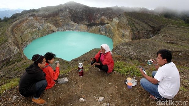 Gunung Kelimutu dan Danau Tiga Warna Gunung Kelimutu terletak di Flores, NTT, punya 3 danau yang bisa berubah warna. Di puncak, wisatawan juga bisa menikmati kopi sembari menyaksikan keindahan danau yang aduhai.